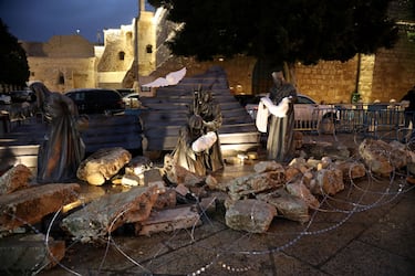 BETHLEHEM, WEST BANK - DECEMBER 23: A view of the barbed wires and decorations made from debris symbolizing the destruction in Gaza near the Church of the Nativity, built on a cave where Jesus Christ is believed to have been born, as all Christmas celebrations are limited due to the Israeli-Palestinian conflict in Bethlehem, West Bank on December 23, 2023. Due to Israel's attacks on Gaza, the streets of the city were not decorated for Christmas this year as in previous years. In the city, where festive activities were avoided, the streets were not decorated with lights as in previous years and the Christmas tree in front of the Church of the Nativity (Mehd) was not illuminated. While the courtyard of the Church of the Nativity is filled with visitors every year, this year it was almost empty. (Photo by Wesam Hashlamon/Anadolu via Getty Images)