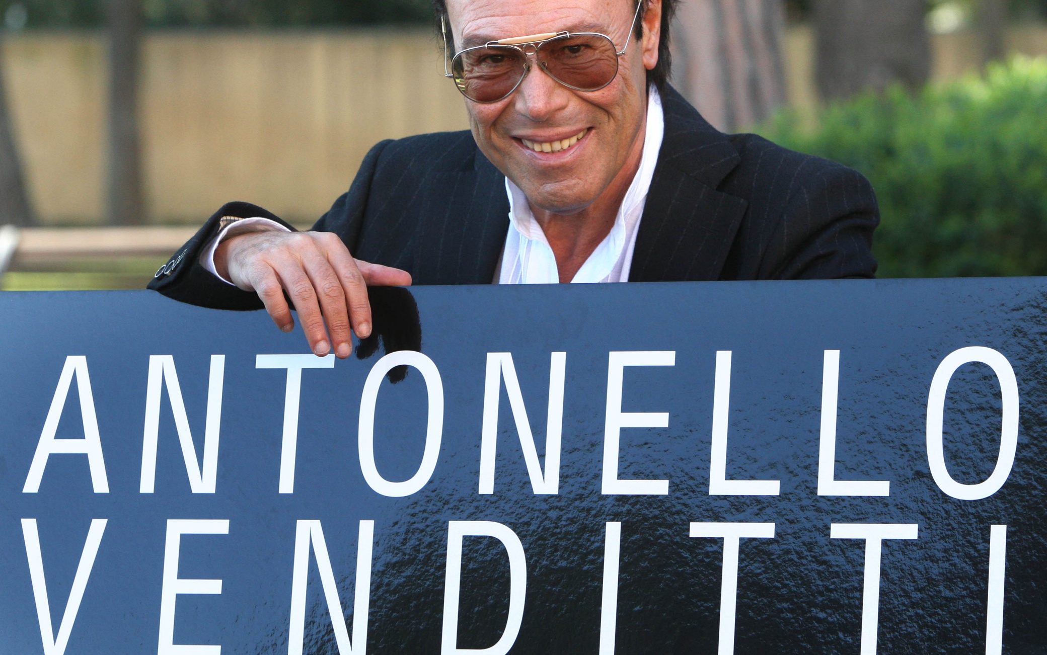 Sanremo 2025, Antonello Venditti canta Ricordati di me e riceve il