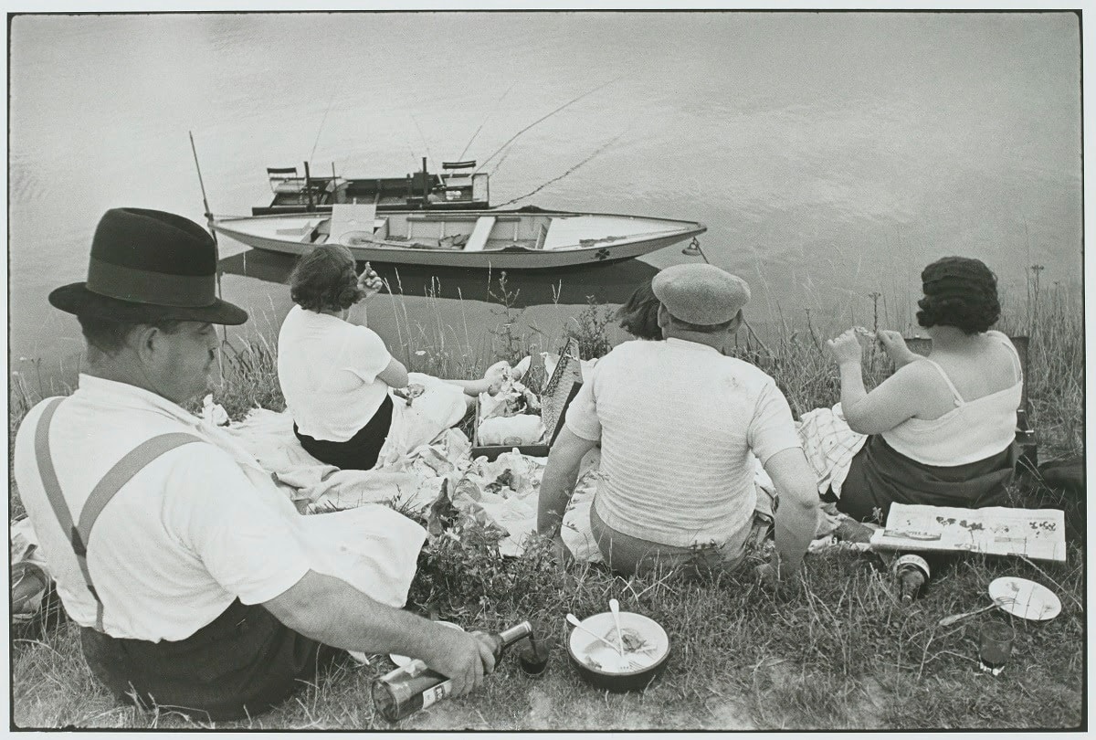 Henri-Cartier-Bresson-Dimanche-sur-les-bords-de-Seine-France-1938-épreuve-gélatino-argentique-de-1973-©-Fondation-Henri-Cartier-Bresson-Magnum-Photos.jpg