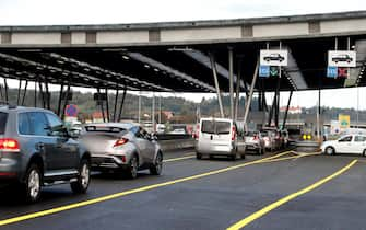 epa10930329 Vehicles approach a border crossing checkpoint at Obrezje-Bregana between Slovenia and Croatia near Obrezje village, Slovenia, 21 October 2023. On 21 October, Ljubljana temporarily reinstated traffic controls along its border sections shared with Croatia and Hungary, justifying the measures as part of necessary steps to tighten national security against potential terrorist attacks and to curb the increased illegal migration coming from the Middle East.  EPA/ANTONIO BAT