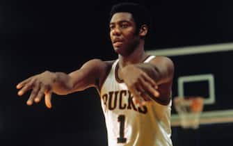 MILWAUKEE, WI - DECEMBER 21: Oscar Robertson #1 of the Milwaukee Bucks passes the ball against the Los Angeles Lakers on December 21, 1970 at the Milwaukee Arena in Milwaukee, Wisconsin. NOTE TO USER: User expressly acknowledges and agrees that, by downloading and/or using this photograph, user is consenting to the terms and conditions of the Getty Images License Agreement. Mandatory Copyright Notice: Copyright 1970 NBAE (Photo by Vernon Biever/NBAE via Getty Images)