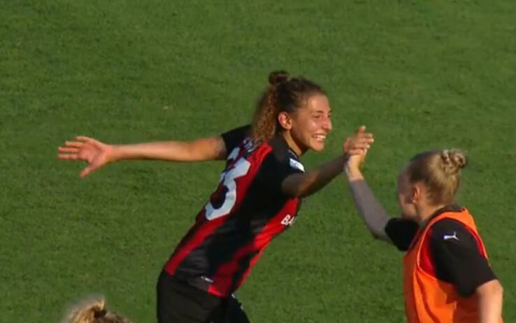 Miriam Longo da il 5 a Carolina Rask per festeggiare il gol dell'1-0 contro la Florentia