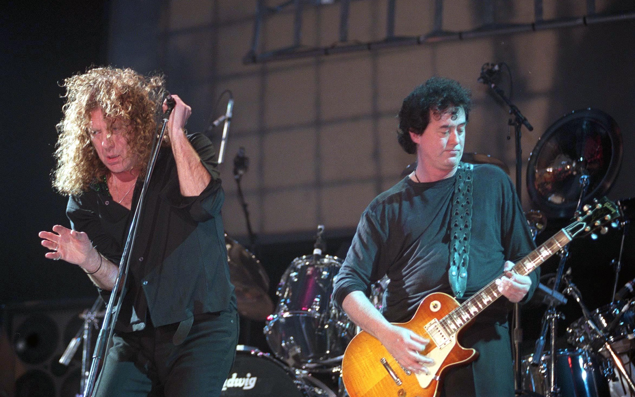 Amnesty International Charity Concert, Paris, France - 1998, Jimmy Page And Robert Plant (Photo by Brian Rasic/Getty Images)