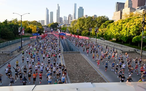 epa12449086 Runners participate in the Chicago Marathon in Chicago, Illinois, USA, 12 October 2025. Some 53 thousand runners participated in the 2025 Chicago Marathon.  EPA/MATT MARTON