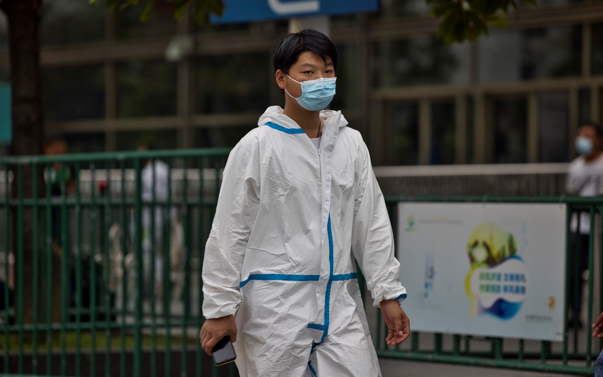 Uomo si protegge dal Covid in Cina