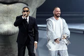 INDIO, CALIFORNIA - APRIL 14: (FOR EDITORIAL USE ONLY) (L-R) Will Smith and J Balvin perform at the Coachella Stage during the 2024 Coachella Valley Music and Arts Festival at Empire Polo Club on April 14, 2024 in Indio, California. (Photo by Arturo Holmes/Getty Images for Coachella)