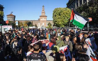 Foto Alessandro Bremec/LaPresse
17-11-2023 Milano, Italia - Cronaca - La manifestazione Ora Decidiamo Noi organizzata da Unione degli Studenti a Milano. Nella foto: Un momento della manifestazione

November 17, 2023 Milano Italy - News - The Ora Decidiamo Noi event organized by the Students\' Union in Milan. In the photo: A moment of the event