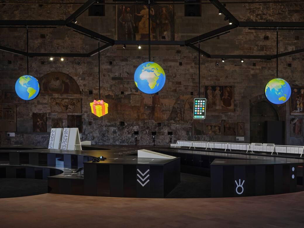 Fosbury Architecture e Claire Fontaine, Tabula Plena. Veduta dell'installazione, GAMeC / Palazzo della Ragione, 2026 Foto: Nicola Gnesi Studio Courtesy GAMeC-Galleria d'Arte Moderna e Contemporanea di Bergamo