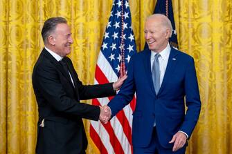 Joe Biden ha consegnato le Medaglie delle Arti e delle Lettere a 23 americani “straordinari”, tra cui il poeta di origine cubana Richard Blanco e il musicista Bruce Springsteen