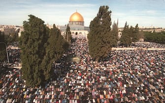 JER03-19980123-JERUSALEM: Palestinians perform Friday noon prayers at Jerusalem's Al-Aqsa mosque compound, in front of the Dome of the Rock, on the last Friday of the Islamic holy month of Ramadan 23 January. More than a quarter of a million Muslims attended the prayers under heavy Israeli security.    EPA PHOTO/AFP  AWAD AWAD