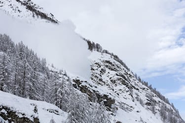 epa06429059 A snow cloud from a man made avalanche to disperse snow in Zermatt, Switzerland, 10 January 2018. Due to heavy snowfall and rain showers, Zermatt can only be reached by air. Swiss authorities have closed roads and train service into the town of Zermatt amid a heightened risk of avalanches, stranding some 13,000 tourists in the town.  EPA/DOMINIC STEINMANN