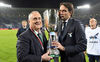 RIYADH, SAUDI ARABIA - DECEMBER 22:  President of SS Lazio Claudio Lotito and head coach of SS Lazio Simone Inzaghi celebrate the winning of the Italian Supercup and raising the trophy after the Italian Supercup match between Juventus and SS Lazio  at King Saud University Stadium on December 22, 2019 in Riyadh, Saudi Arabia.  (Photo by Marco Rosi/Getty Images)
