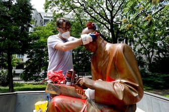 Statua Montanelli imbrattata volontari Retake la ripuliscono