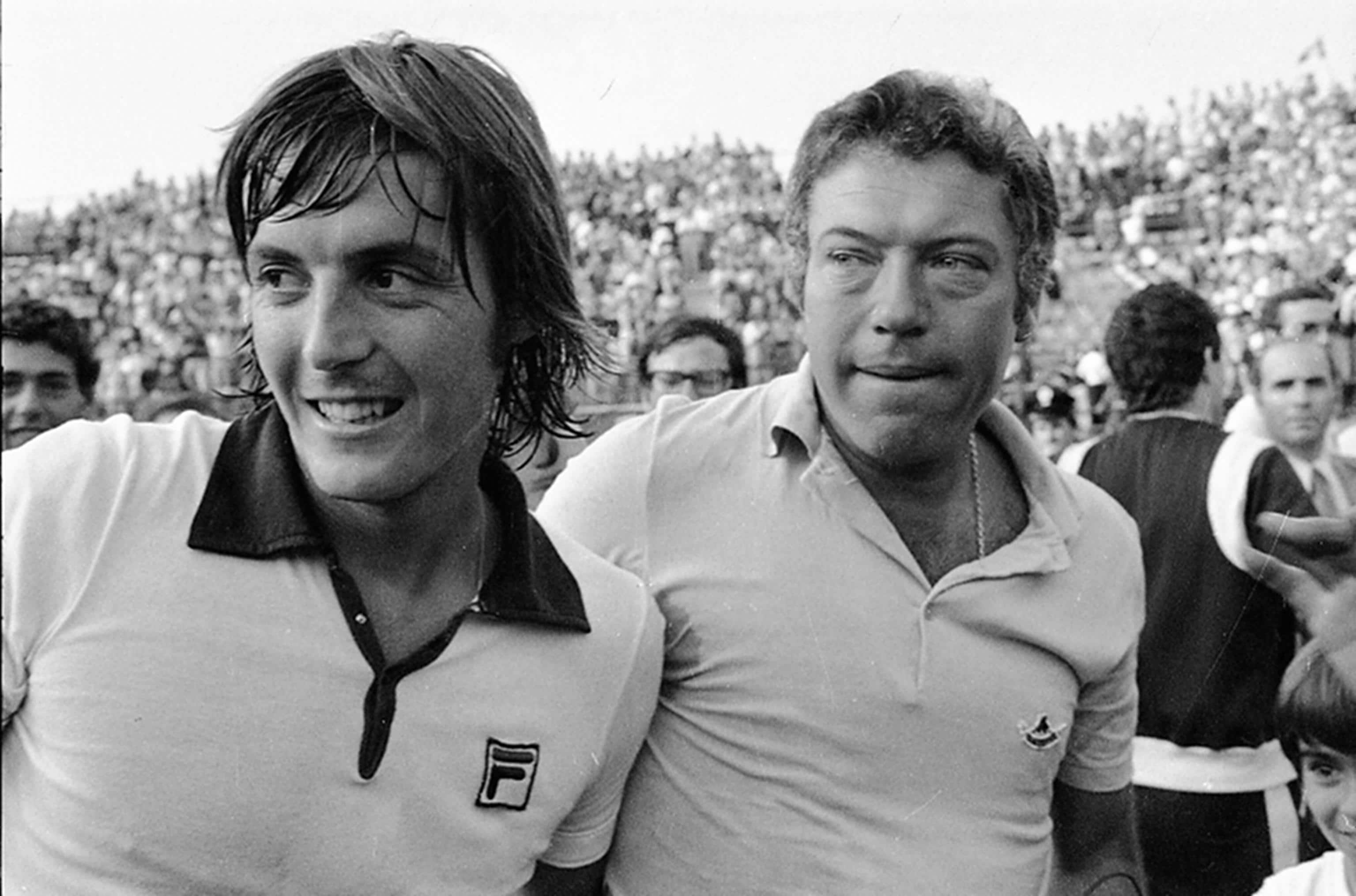 Adriano Panatta e Nicola Pietrangeli festeggiano la vittoria nel match decisivo della semifinale di Coppa Davis tra Italia e Australia al Foro Italico (Roma, 27 settembre 1976) Adriano Panatta e Nicola Pietrangeli