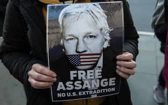 Un cartello di un manifestante contro l'estradizione di Assange negli Usa