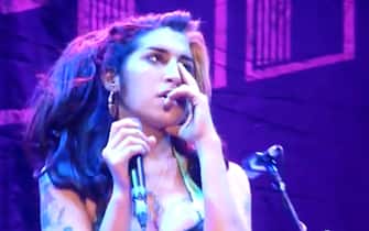 Da youtube un momento dell'ultimo concerto di Amy Winehouse il 18 giugno 2011 a Belgrado, dove era troppo ubriaca per cantare bene e il pubblico la fischio'. ANSA/ WEB  