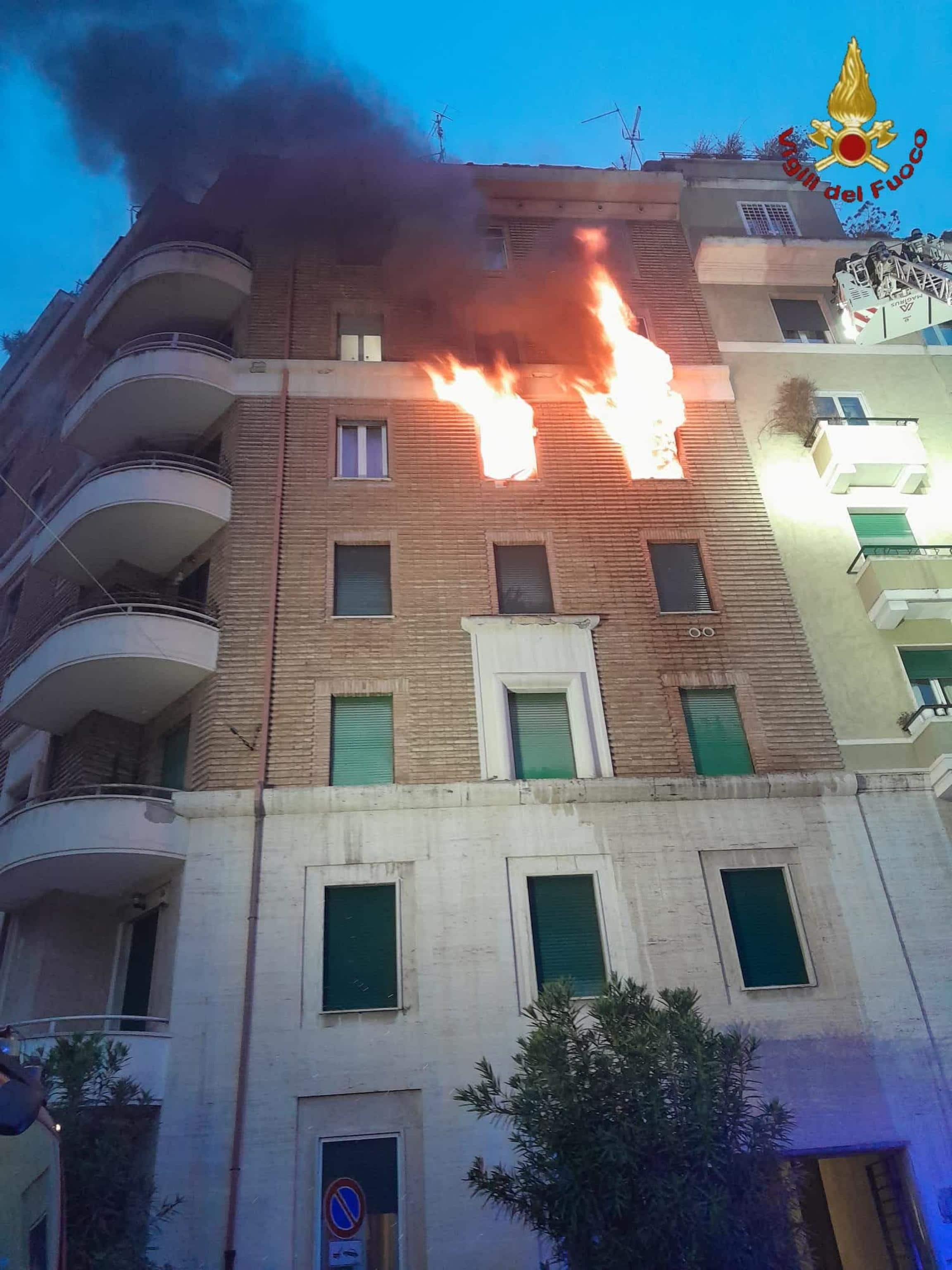 Fiamme all'alba in un appartamento in via Caposile, nel quartiere Prati a Roma. Sul posto vigili del fuoco e polizia. All'interno dell'appartamento al quarto piano è stato trovato morto carbonizzato il proprietario. Si tratta di un uomo di 70 anni. Sono in corso accertamenti sulle cause dell'incendio.
ANSA/Vigili del Fuoco ANSA PROVIDES ACCESS TO THIS HANDOUT PHOTO TO BE USED SOLELY TO ILLUSTRATE NEWS REPORTING OR COMMENTARY ON THE FACTS OR EVENTS DEPICTED IN THIS IMAGE; NO ARCHIVING; NO LICENSING NPK