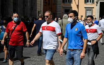 Un tifoso italiano e uno turco