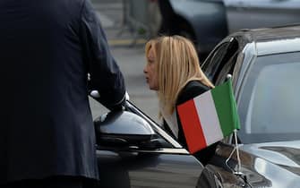 Il passaggio della campanella tra Giorgia Meloni e Mario Draghi
