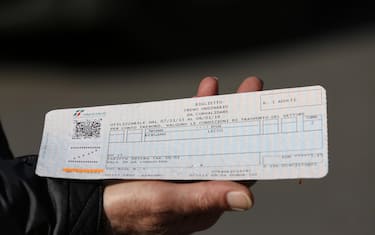 Un biglietto di Trenord con partenza da Bergamo e arrivo a Lecco, 7 novembre 2013. ANSA/PAOLO MAGNI 