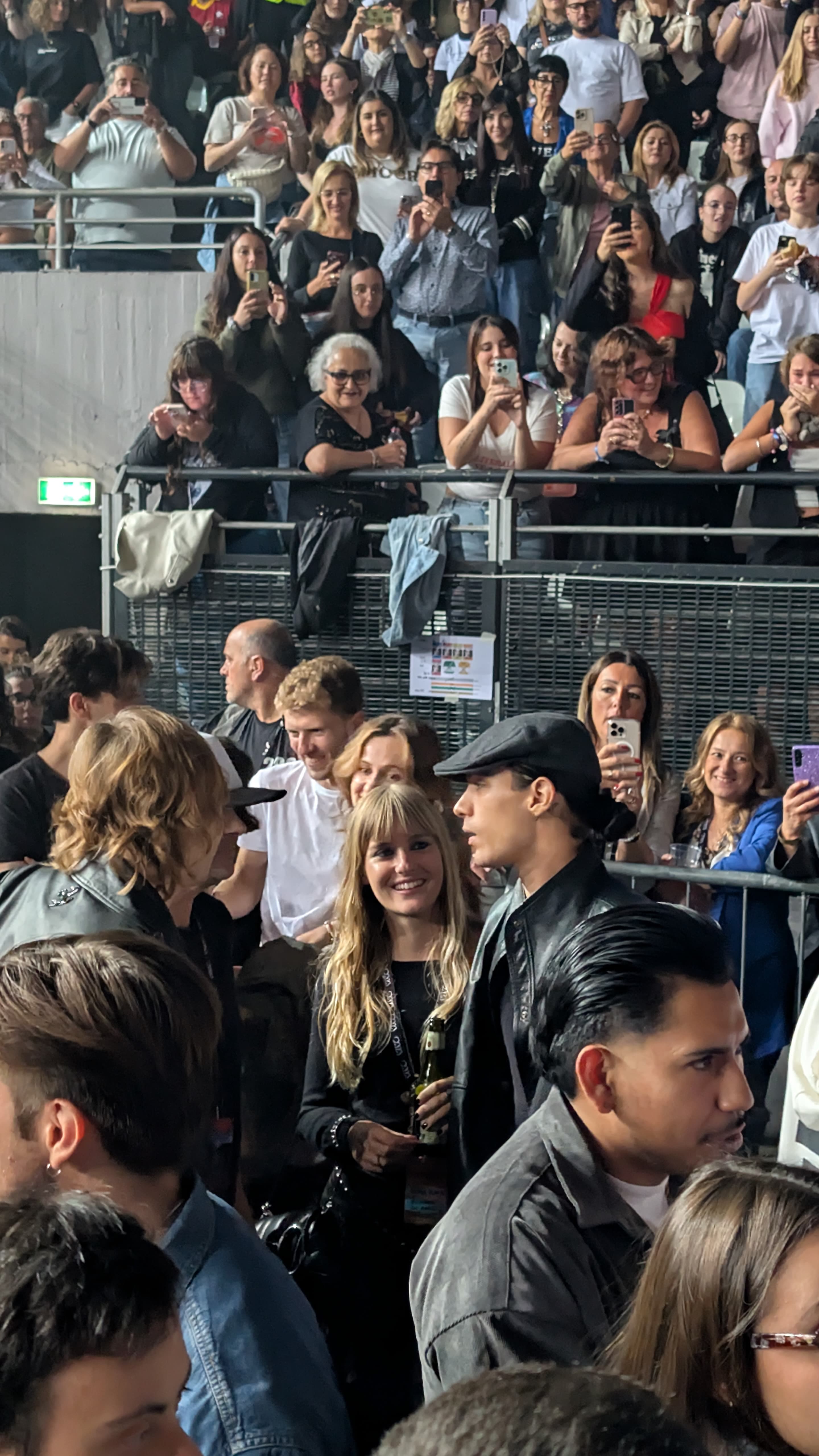 Thomas Raggi, Victoria De Angelis e Ethan Torchio, membri dei Maneskin, sotto il palco su cui si è esibito Damiano David a Roma l'11 ottobre