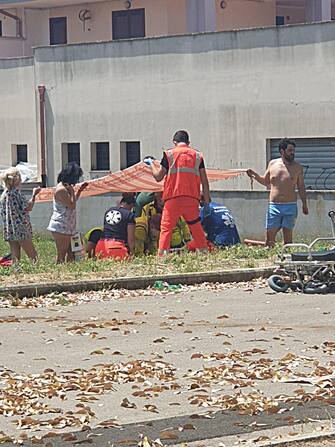 Alcune persone sul luogo di una sparatoria ad Ardea