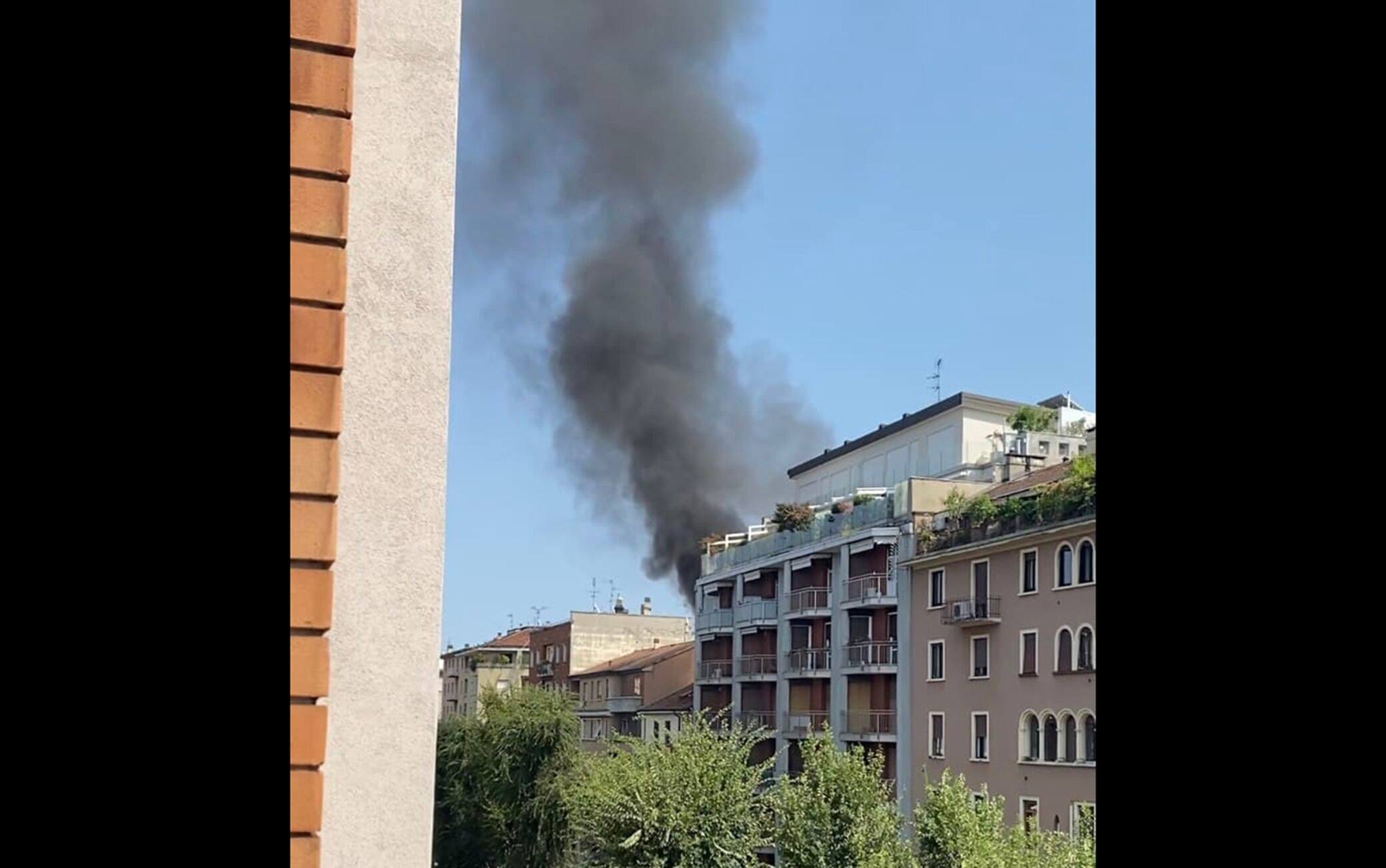 Il rogo è divampato in un edificio in zona Lambrate nel primo pomeriggio