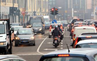 Smog e traffico a Milano, 19 gennaio 2021. ANSA / PAOLO SALMOIRAGO