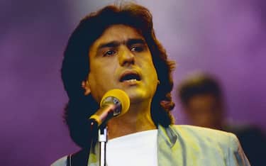 Toto Cutugno, italienischer Sänger und Songschreiber, bei einem Auftritt, Deutschland um 1990. (Photo by kpa/United Archives via Getty Images)