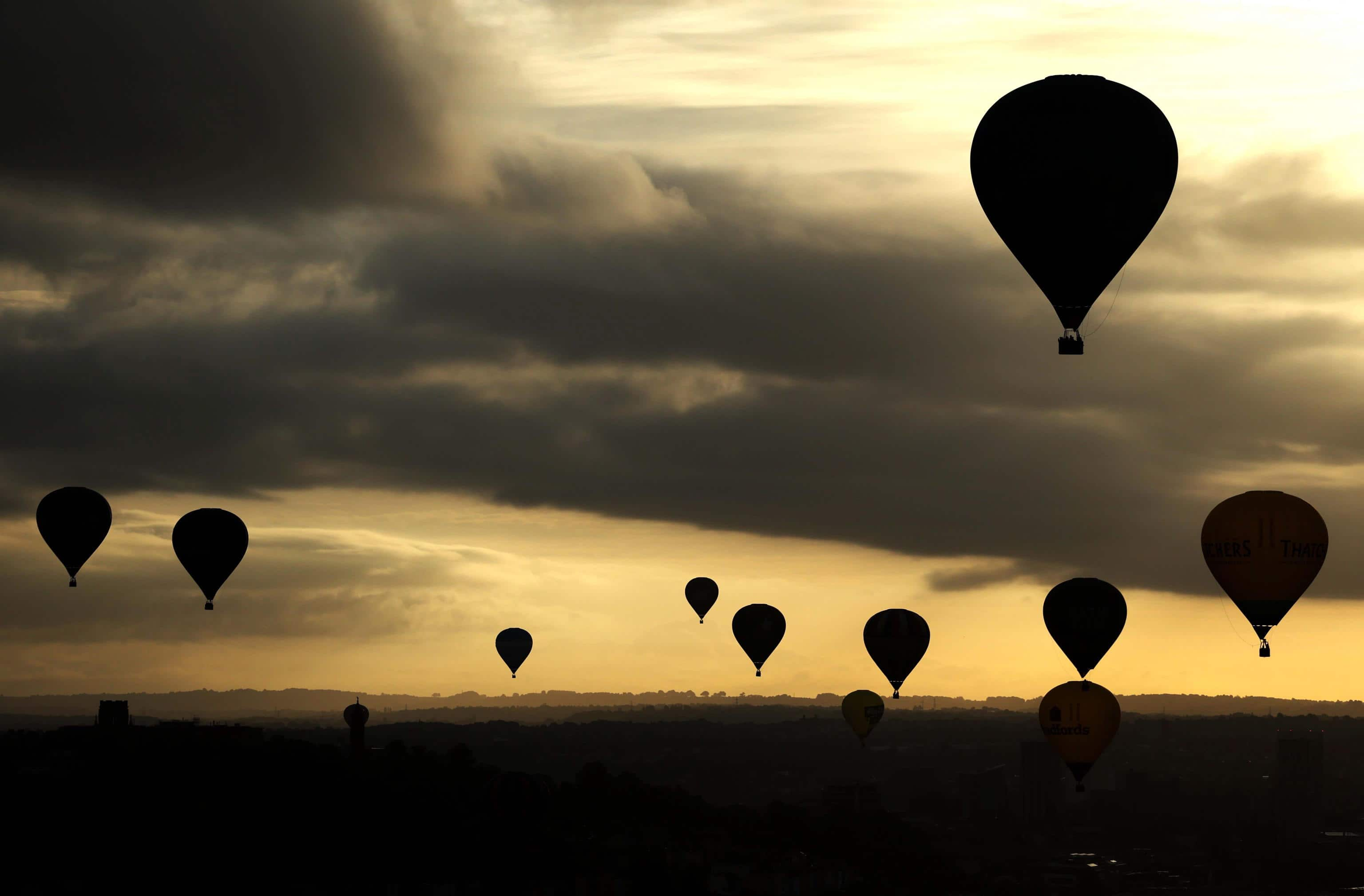 epa10794739 Hot air balloons take part in a mass ascent during the Bristol International Balloon Fiesta in Bristol, Britain, 11 August 2023. The four-day event has over 100 hot air balloons expected to participate and runs from 10 to 13 August 2023.  EPA/NEIL HALL