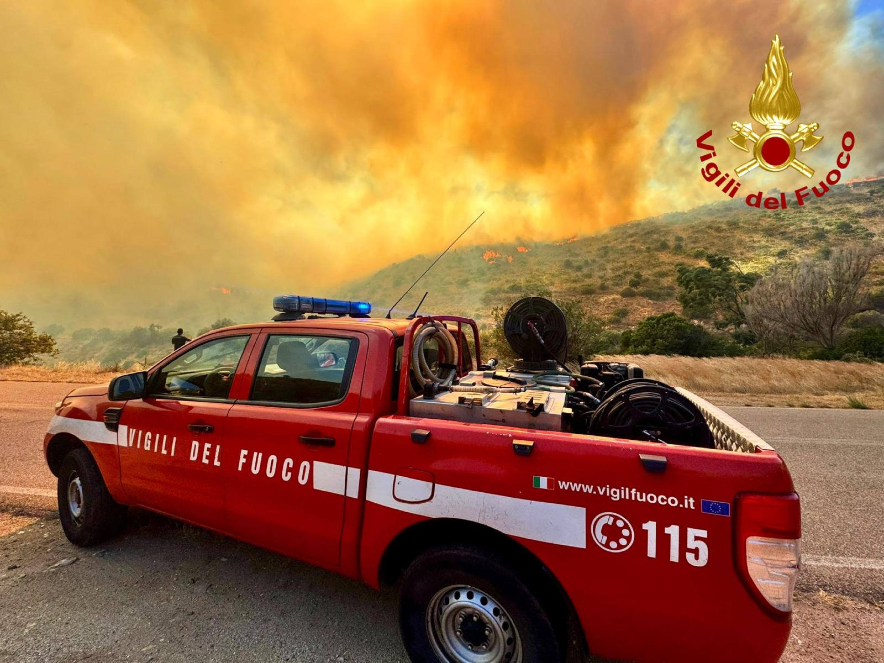 A Punta Molentis nell'area di Villasimius le fiamme sono arrivate a ridosso della spiaggia, 27 luglio 2025. ANSA/VIGILI DEL FUOCO + UFFICIO STAMPA, PRESS OFFICE, HANDOUT PHOTO, NO SALES, EDITORIAL USE ONLY + NPK