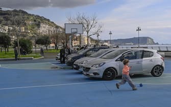 Cittadini di Pozzuoli spaventati dallo sciame sismico si rifugiano con le auto sul campo di basket dl lungomare Pertino, 17 febbraio 2025. /// Citizens of Pozzuoli, frightened by the seismic swarm, take refuge in their cars on the basketball court on the Pertino seafront, in Pozzuoli, Italy, 17 February 2025.  The scary recent seismic activity in the Campi Flegrei volcanic caldera near Naples continued overnight with a magnitude 3.9 earthquake that was followed by two others of magnitude 3. There was also a magnitude 3.9 quake on Sunday that could be felt by residents in parts of Naples and the surrounding province. In total there have been over a dozen seismic events in the area in the last three days and schools in the town of Pozzuoli, which is close to the epicentre of the earthquakes, are closed on Monday as a precautionary measure.
ANSA / CIRO FUSCO