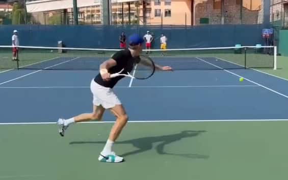 https://static.sky.it/editorialimages/1a0e8ebc866683b2e0968c2b503d02760d655360/skysport/it/tennis/video/2025/08/01/sinner-allenamento-video-1027311/sinner_screen.jpg?im=Resize,width=565