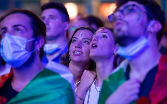 Tifosi dell'Italia davanti a un maxischermo