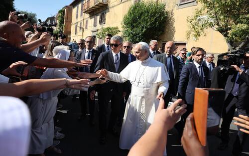 Papa Leone XIV è arrivato a Castel Gandolfo, 6 luglio 2025. Soggiornerà due settimane a Villa Barberini. Ha lasciato l'auto ed ha percorso un breve tragitto a piedi per salutare la gente.  ANSA/MASSIMO PERCOSSI