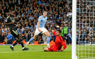 epa10635135 Erling Haaland of Manchester City (C) in action against goalkeeper Thibaut Courtois of Real Madrid (R) during the UEFA Champions League semi-finals, 2nd leg soccer match between Manchester City and Real Madrid in Manchester, Britain, 17 May 2023.  EPA/ADAM VAUGHAN