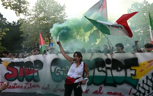 People take part in a demonstration in support of Gaza and Palestinian people at Venice Lido during the 82nd Venice International Film Festival, on August 30, 2025. (Photo by Stefano RELLANDINI / AFP)