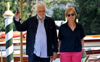 venezia 2024 Italian musician Nicola Piovani (L) and Italian director Cristina Comencini arrive at the Lido Beach for the Venice International Film Festival, in Venice, Italy, 31 August 2024. The 81st edition of the Venice Film Festival runs from 28 August to 07 September 2024. ANSA/ETTORE FERRARI