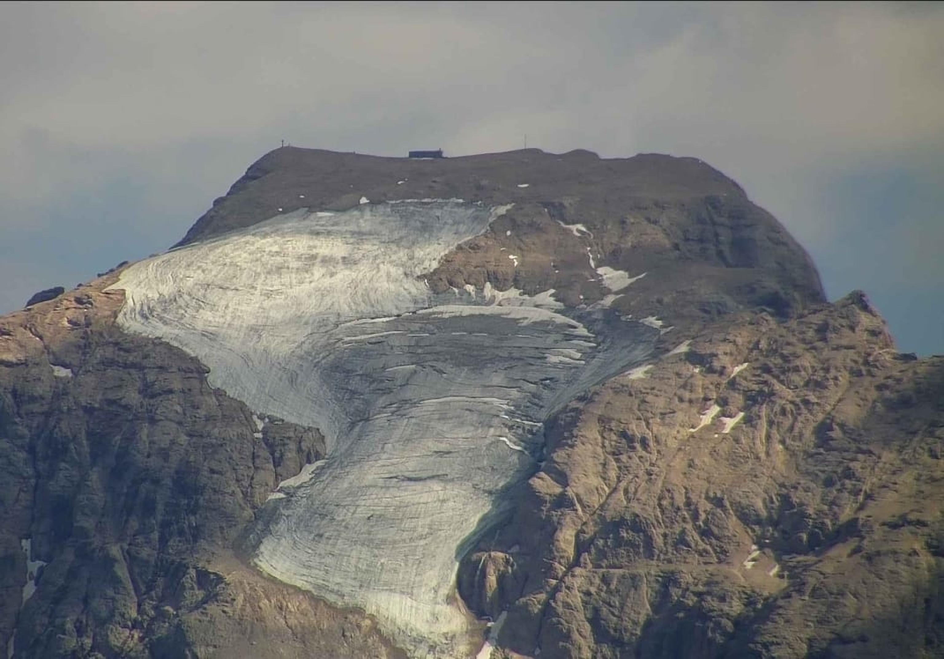 Una veduta del ghiacciaio della Marmolada, 20 agosto 2023.
ANSA/METEOTRIVENETO
+++ ANSA PROVIDES ACCESS TO THIS HANDOUT PHOTO TO BE USED SOLELY TO ILLUSTRATE NEWS REPORTING OR COMMENTARY ON THE FACTS OR EVENTS DEPICTED IN THIS IMAGE; NO ARCHIVING; NO LICENSING +++ NPK +++