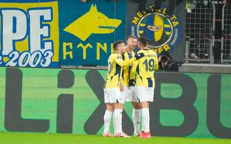 epa11864653 Youssef En-Nesyri of Fenerbahce (R) celebrates with teammates after scoring the 1-1 goal during the UEFA Europa League soccer match between FC Midtjylland and Fenerbahce SK, in Herning, Denmark, 30 January 2025.  EPA/Claus Fisker  DENMARK OUT