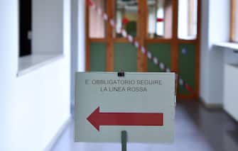 Studenti impegnati nei colloqui per l esame di maturità alla scuola Colombatto, Torino, 17 gugno 2020. ANSA/ALESSANDRO DI MARCO