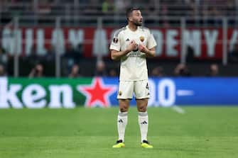 MILAN, ITALY - APRIL 11: Bryan Cristante of As Roma gestures during the UEFA Europa League 2023/24 Quarter-Final first leg match between AC Milan and AS Roma at Stadio Giuseppe Meazza on April 11, 2024 in Milan, Italy. (Photo by sportinfoto/DeFodi Images via Getty Images)