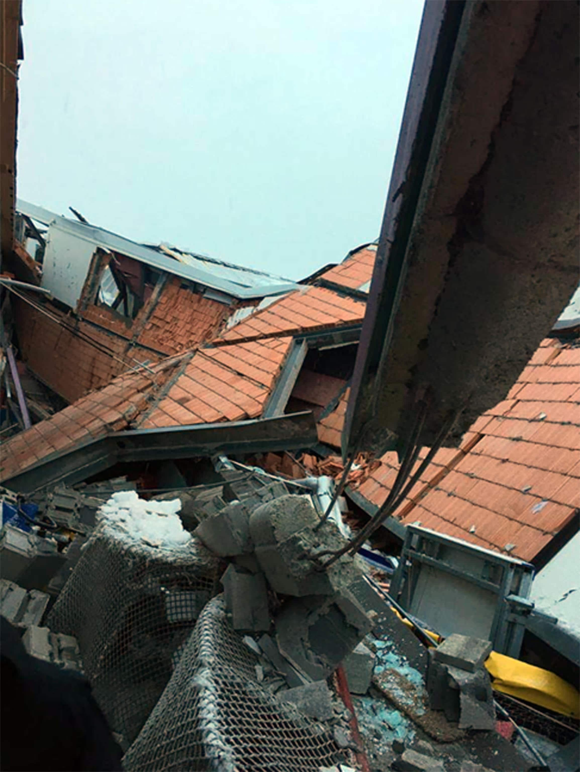 Un fermo immagine tratto da un video dei vigili del fuoco di Bolzano, 10 febbraio 2021: Nessun ferito ma danni enormi questa mattina a Vipiteno, dove è crollato il tetto del palaghiaccio. Il cedimento, avvenuto verso le ore 7, con ogni probabilità è stato causato dal peso della neve, che questo inverno sta cadendo abbondantemente, così anche in queste ore. Sul posto sono intervenuti i vigili del fuoco per mettere in sicurezza la zona. Fortunatamente l'impianto era chiuso.
ANSA/VIGILI DEL FUOCO EDITORIAL USE ONLY NO SALES