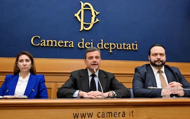 Federica Onori (S), il leader di Azione, Carlo Calenda, e Fabio Massimo Castaldo (D) durante una conferenza stampa alla Camera, Roma, 01 febbraio 2024. ANSA/ETTORE FERRARI

