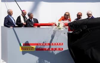 Varata la nuova Ac75 di Luna Rossa a Cagliari, 13 aprile 2024. Con la benedizione del vescovo Giuseppe Baturi è scattato alle 13.23 il via alla nuova avventura della barca che cercherà di portare in Italia la Coppa America. La madrina dell'inaugurazione è stata come al solito Miuccia Prada accompagnata dal patron Patrizio Bertelli. Poi la fatidica frase 'Io ti battezzo Luna Rossa'. Con la bottiglia di spumante che si è schiantata sulla scocca argentata della nuova barca dai colori argento, grigio e rosso con due ali gialle che la faranno "volare" sull'acqua.
ANSA/UFFICIO STAMPA