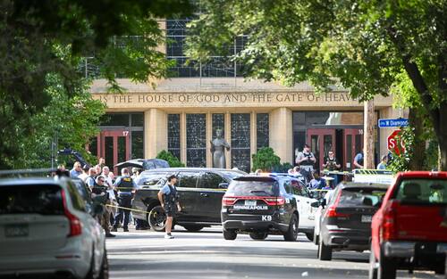 epa12327029 Police respond to a shooting at the Annunciation Catholic School in Minneapolis, Minnesota, USA, 27 August 2025. According to police, three people including the gunman died in the shooting at a Catholic primary church and 20 were injured.  EPA/CRAIG LASSIG