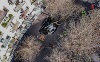 Una veduta dall'alto della voragine che nel quartiere Vomero a Napoli ha inghiottito due auto. 21  Febbraio 2024.
ANSA CIRO FUSCO