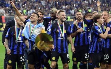 Inter’s players celelbarte the victory of the championship at the end of  the Italian serie A soccer match between Fc Inter  and Lazio  at  Giuseppe Meazza stadium in Milan, 19 May 2024.
ANSA / MATTEO BAZZI