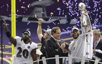 epa03567802 Baltimore Ravens free safety Ed Reed (L) and Baltimore Ravens inside linebacker Ray Lewis (R) celebrate after the Baltimore Ravens defeated the San Francisco 49ers 34-31 to win Super Bowl XLVII in New Orleans, Louisiana, USA, 03 February 2013.  EPA/ERIC S. LESSER