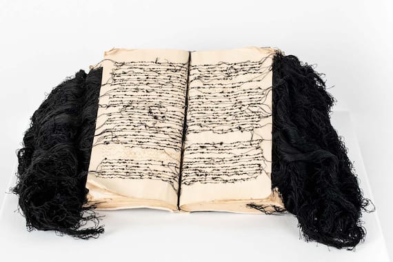 Maria-Lai, Libro-scalpo, 1990. Libro, fili di cotone, 29x30 cm. Collezione Fondazione Stazione dell’Arte @Stazione dell’Arte
